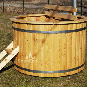 Larch wooden hot tub from Sauneco