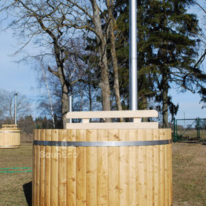 Large spruce wooden hot tub from Sauneco