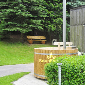 Large spruce wooden hot tub from Sauneco