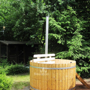 Large spruce wooden hot tub from Sauneco
