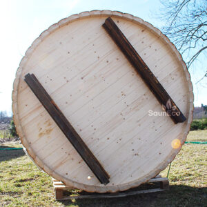 Large spruce wooden hot tub from Sauneco