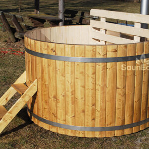 Large spruce wooden hot tub from Sauneco