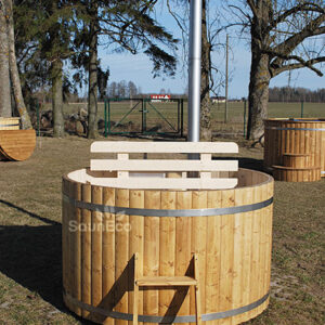 Large spruce wooden hot tub from Sauneco